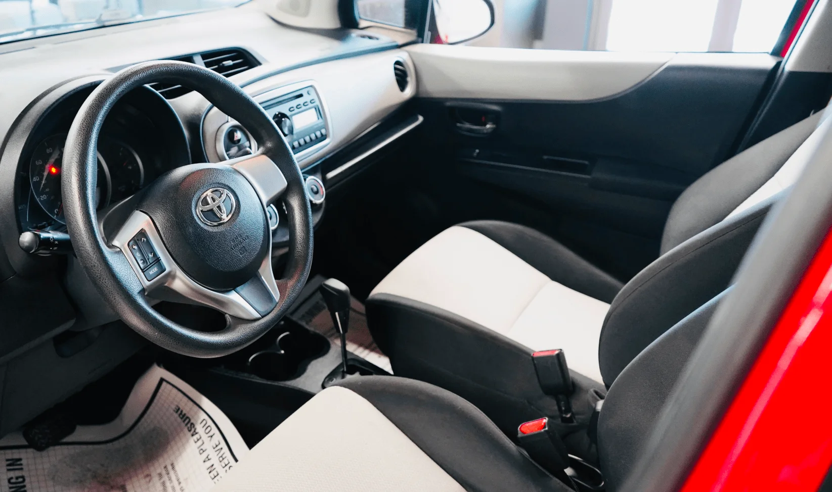 2014 Toyota Yaris 5-Door Le gallery 9