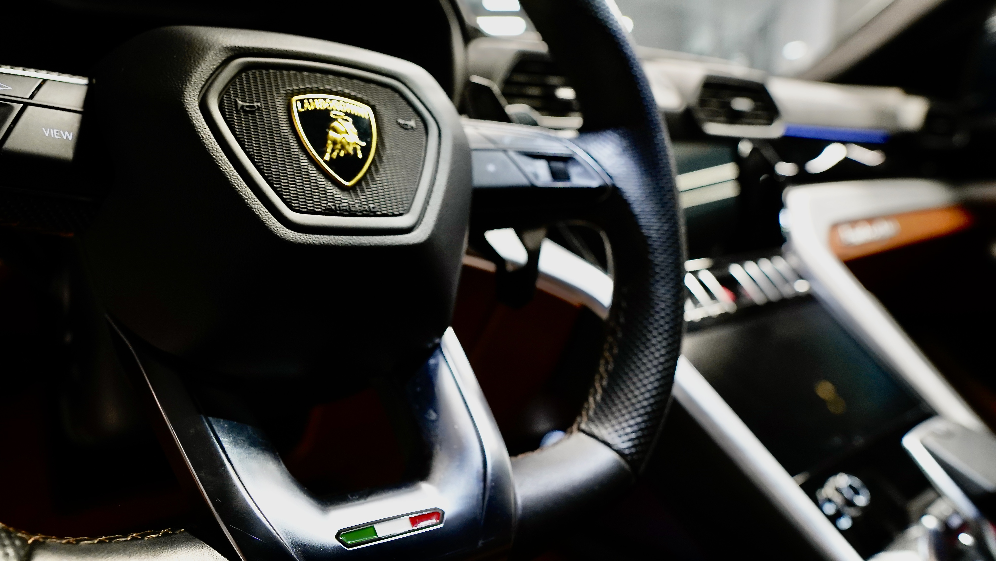 2020 Lamborghini Urus gallery 13