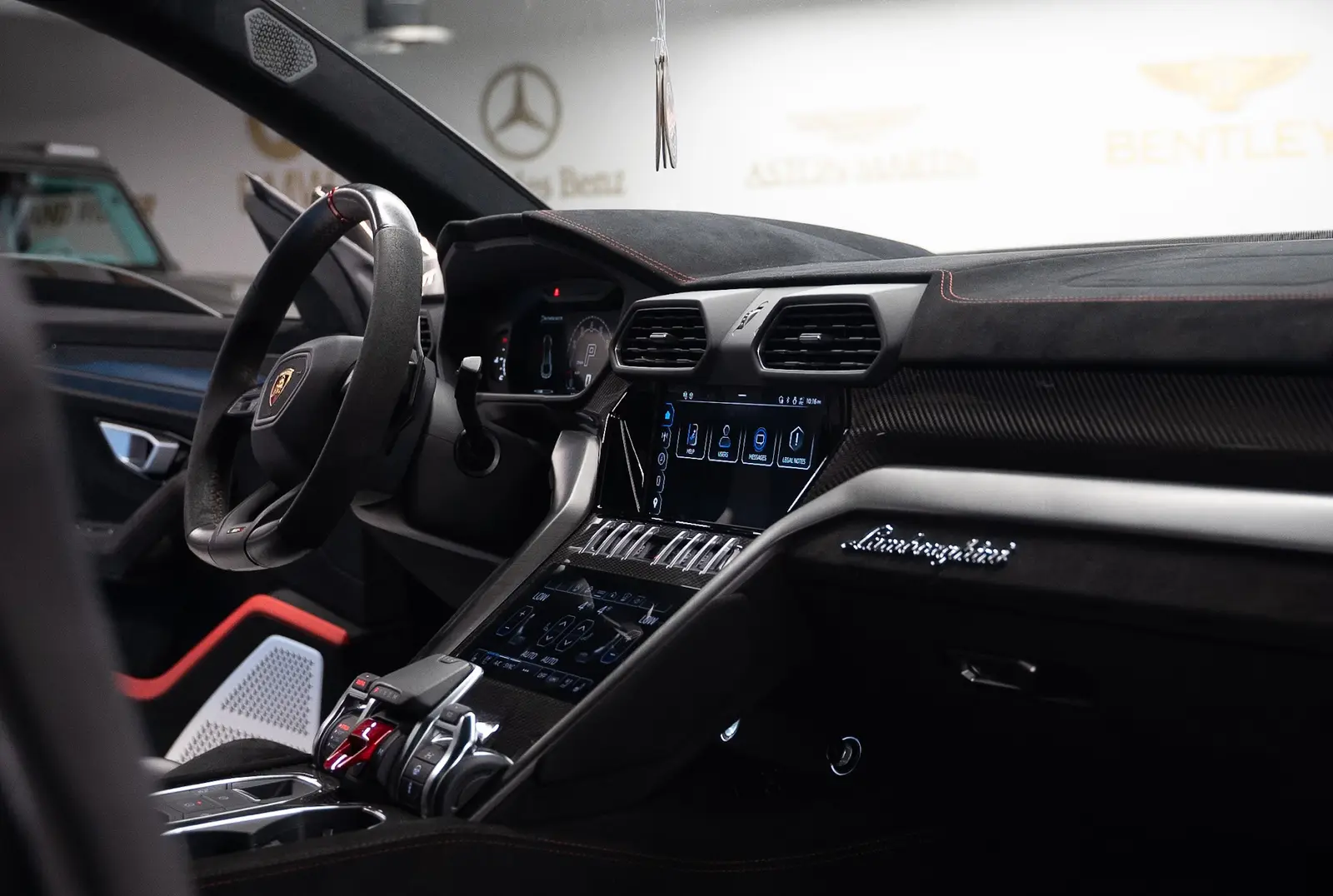 2023 Lamborghini Urus Performante gallery 15