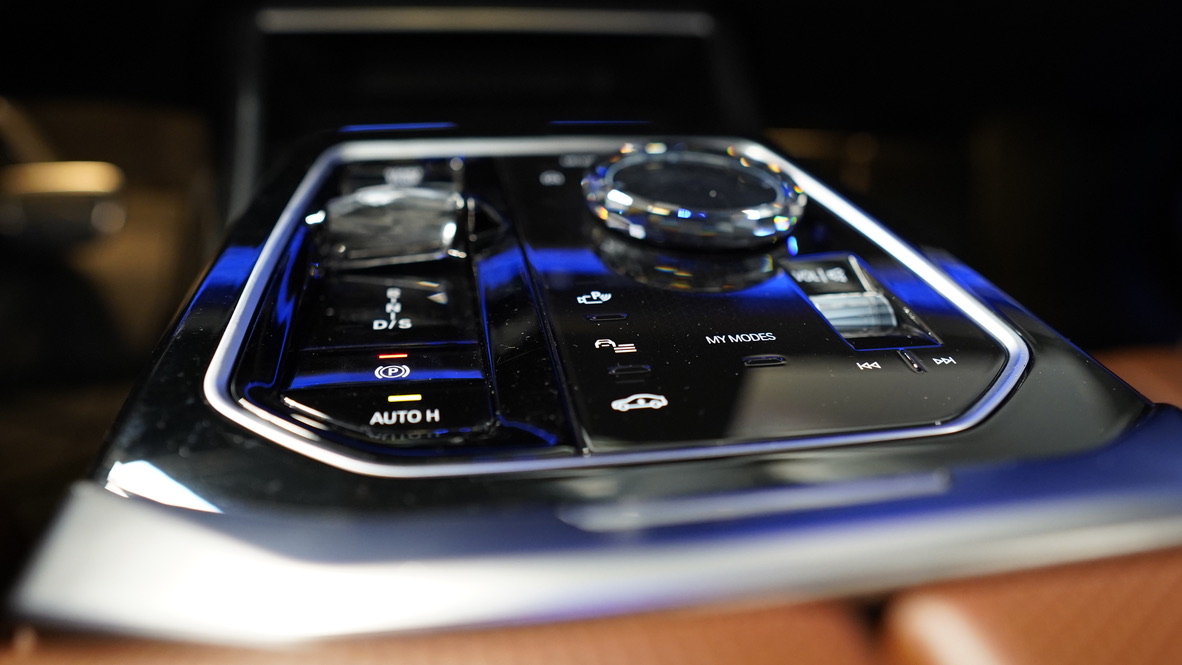2024 BMW 750E gallery 16