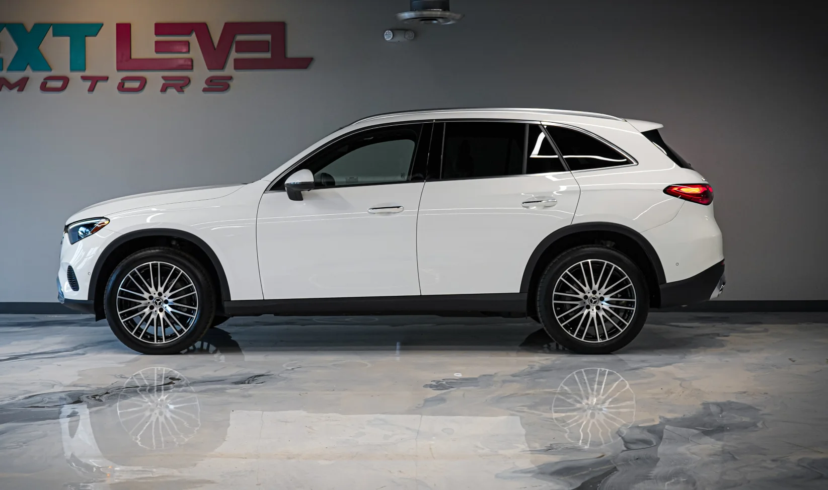2024 Mercedes-Benz GLC 300 gallery 3