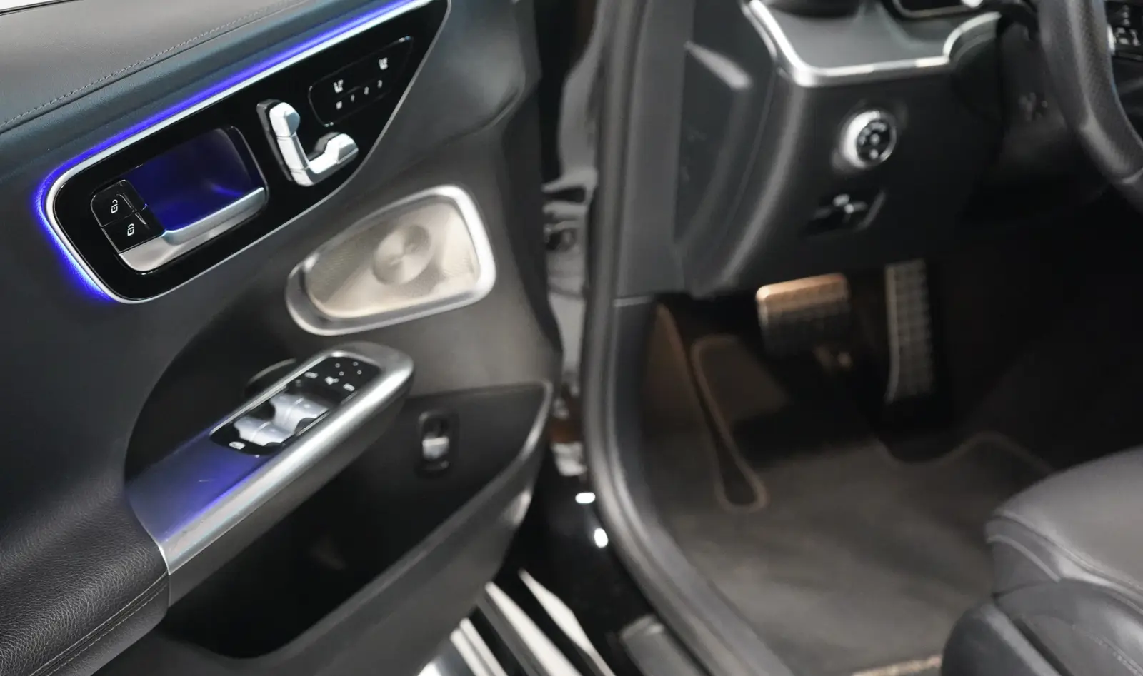 2024 Mercedes-Benz C300 (Four Doors) gallery 17