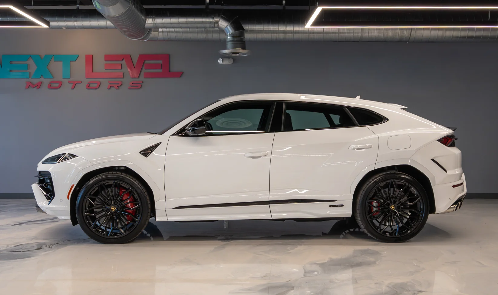 2025 Lamborghini Urus SE White gallery 4