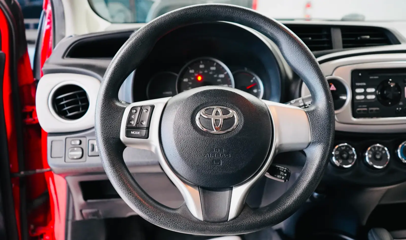 2014 Toyota Yaris 5-Door Le gallery 12