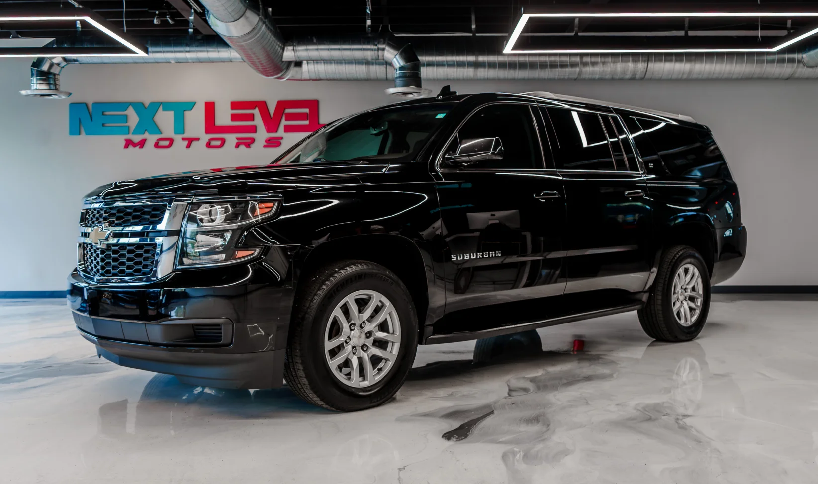 2019 Chevrolet Suburban Lt gallery 2