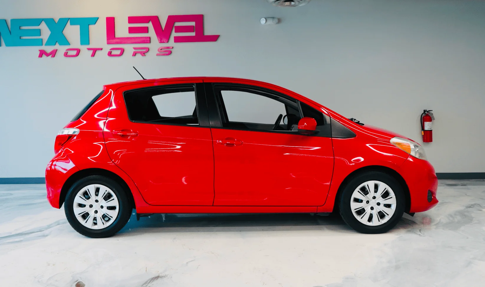 2014 Toyota Yaris 5-Door Le gallery 2