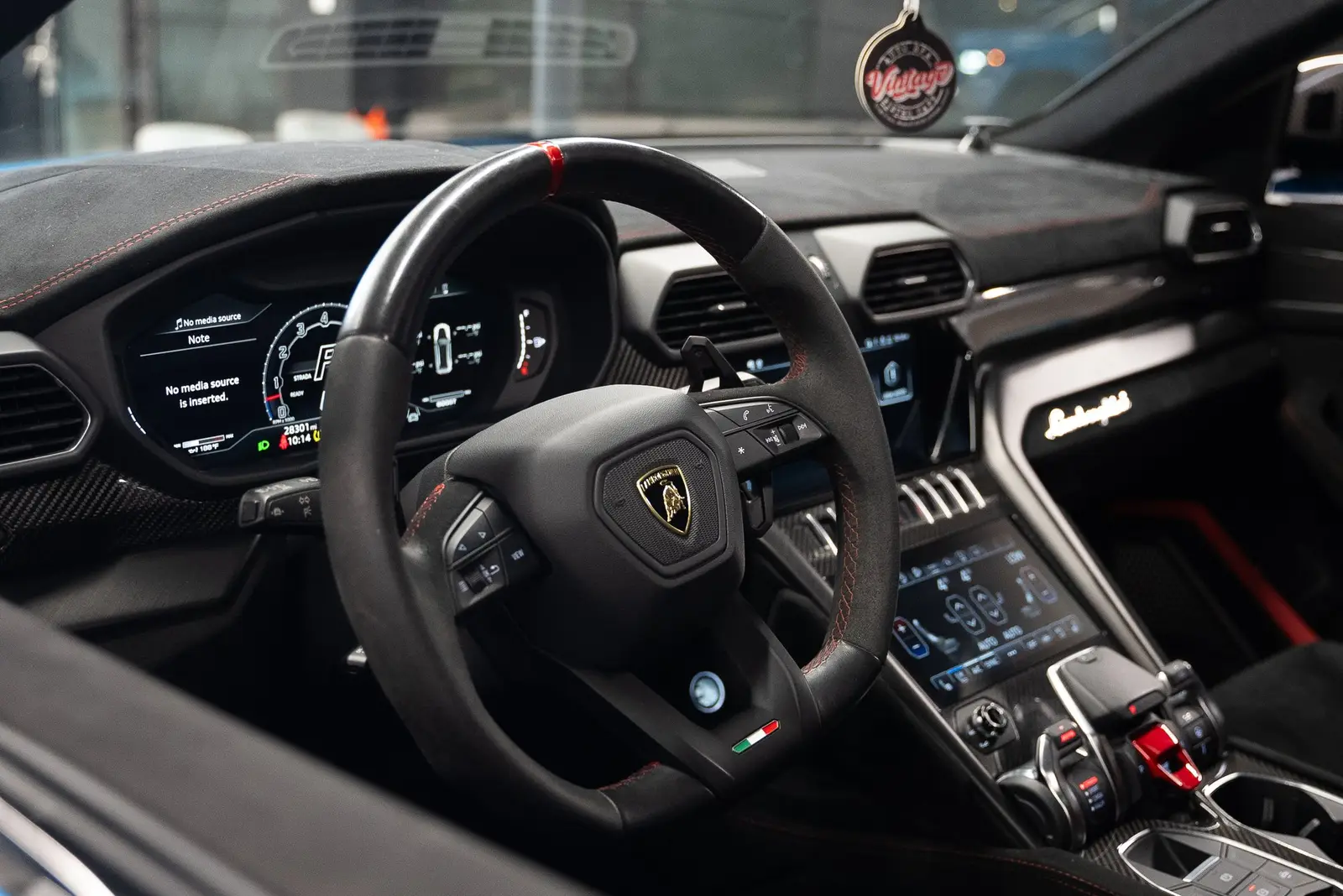 2023 Lamborghini Urus Performante gallery 18