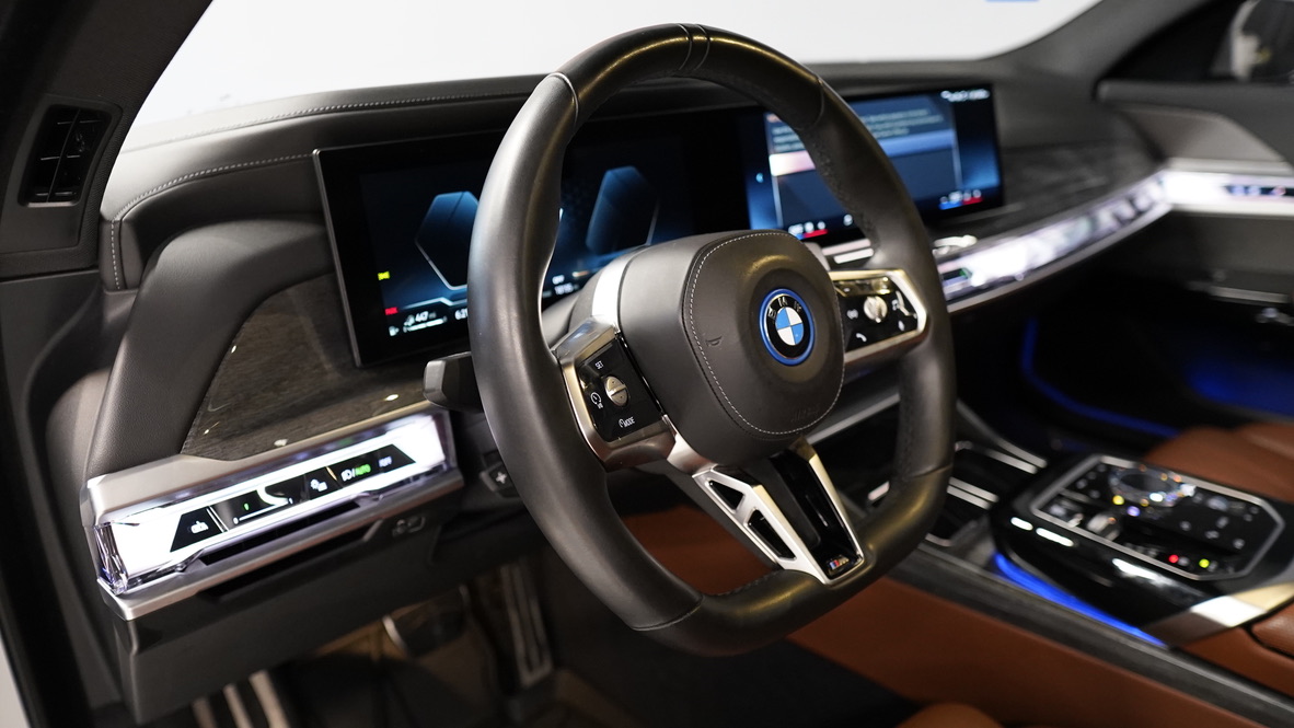 2024 BMW 750E gallery 12
