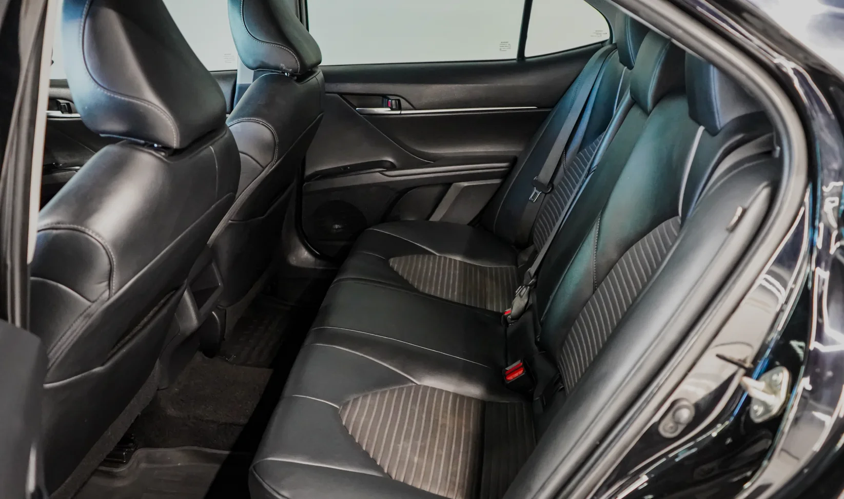 2020 Toyota Camry SE Black gallery 5