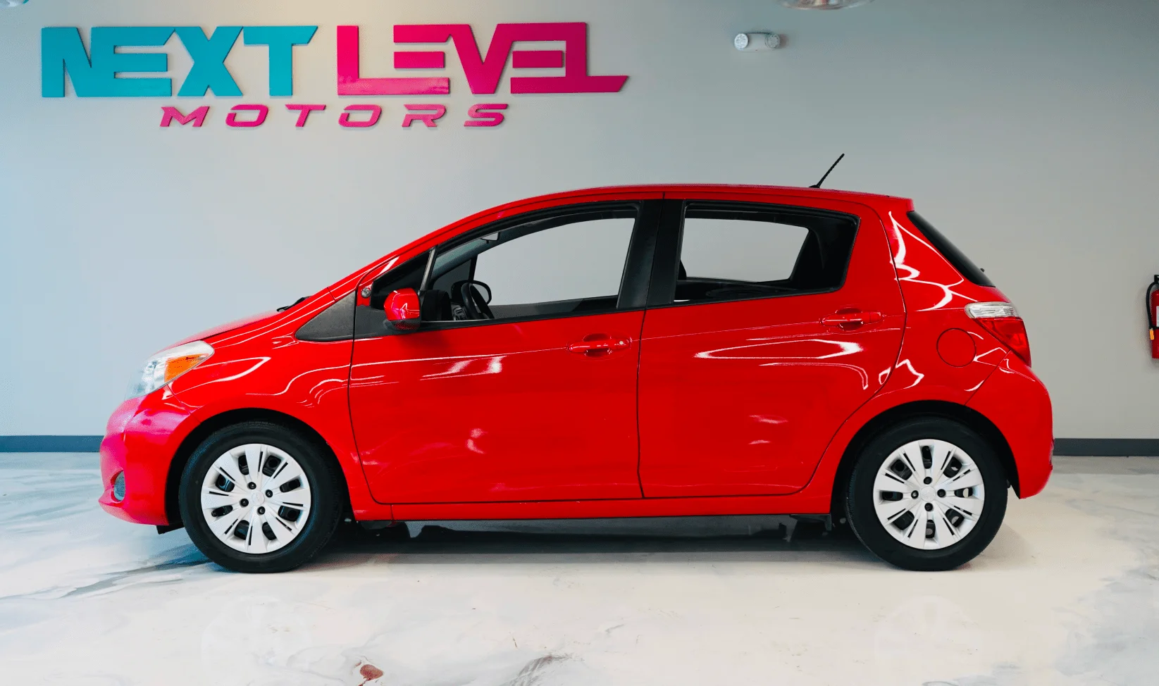 2014 Toyota Yaris 5-Door Le gallery 3