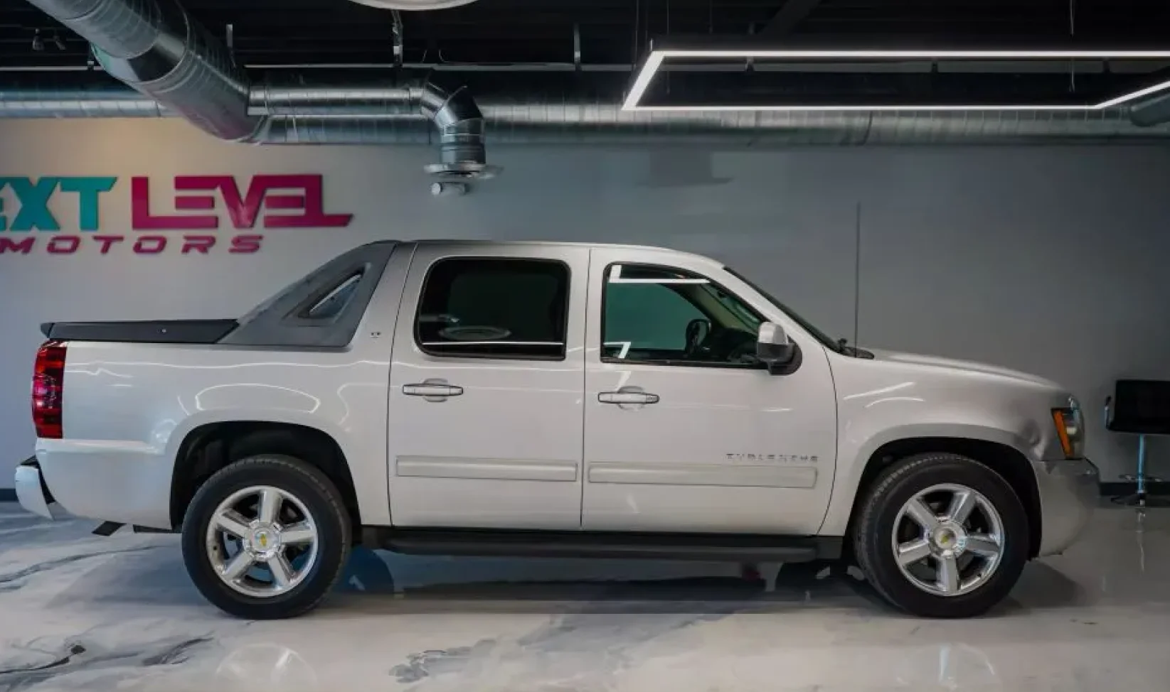 2010 Chevrolet Avalanche gallery 3