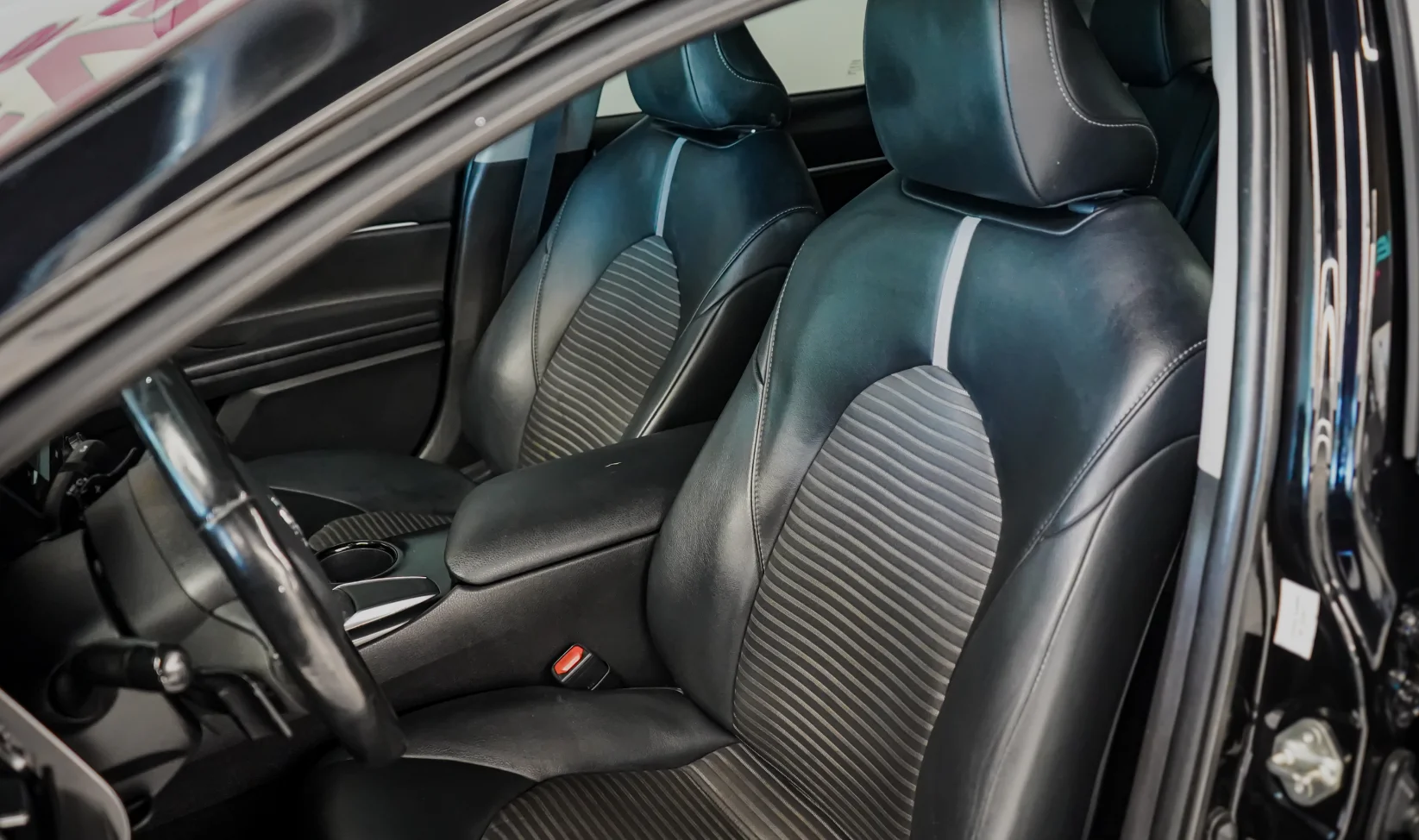 2020 Toyota Camry SE Black gallery 6