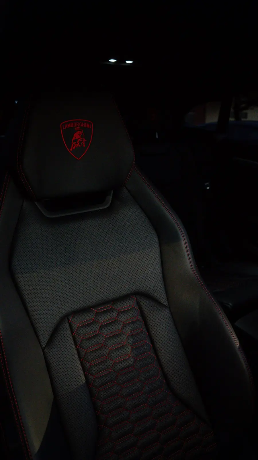 2022 Lamborghini Urus gallery 17