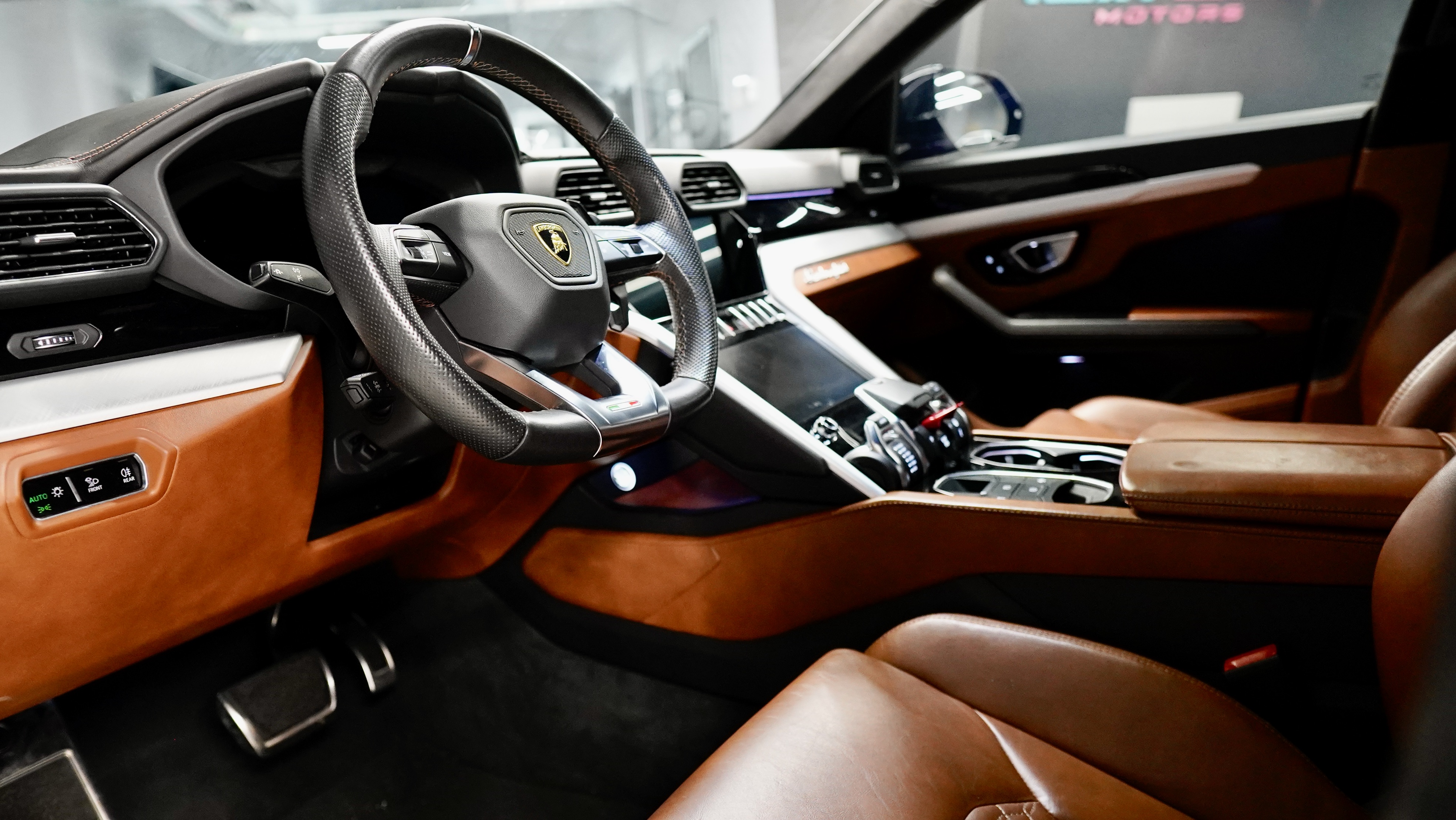 2020 Lamborghini Urus gallery 14