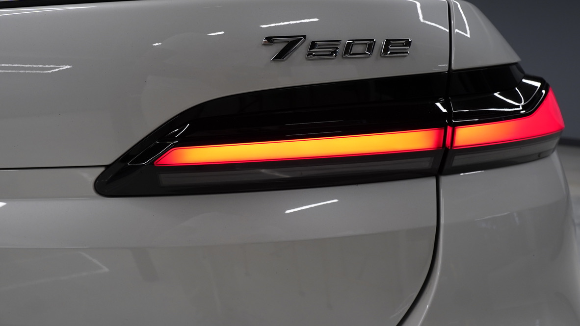 2024 BMW 750E gallery 10