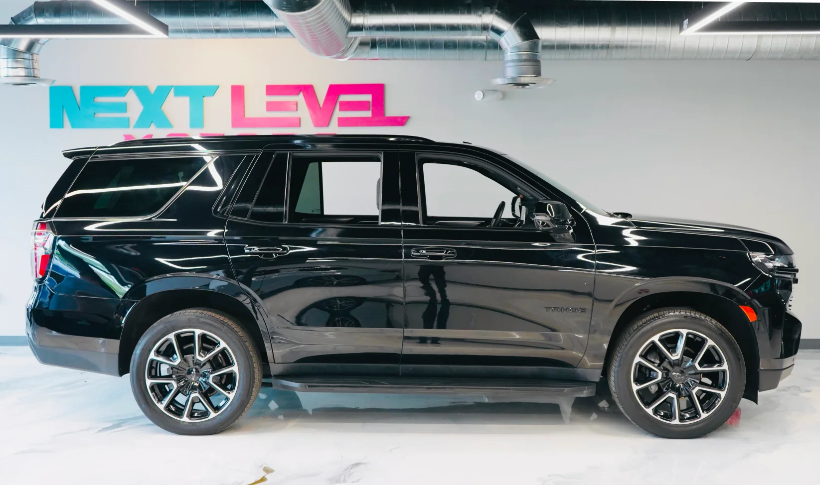 2023 Chevrolet Tahoe Black gallery 7