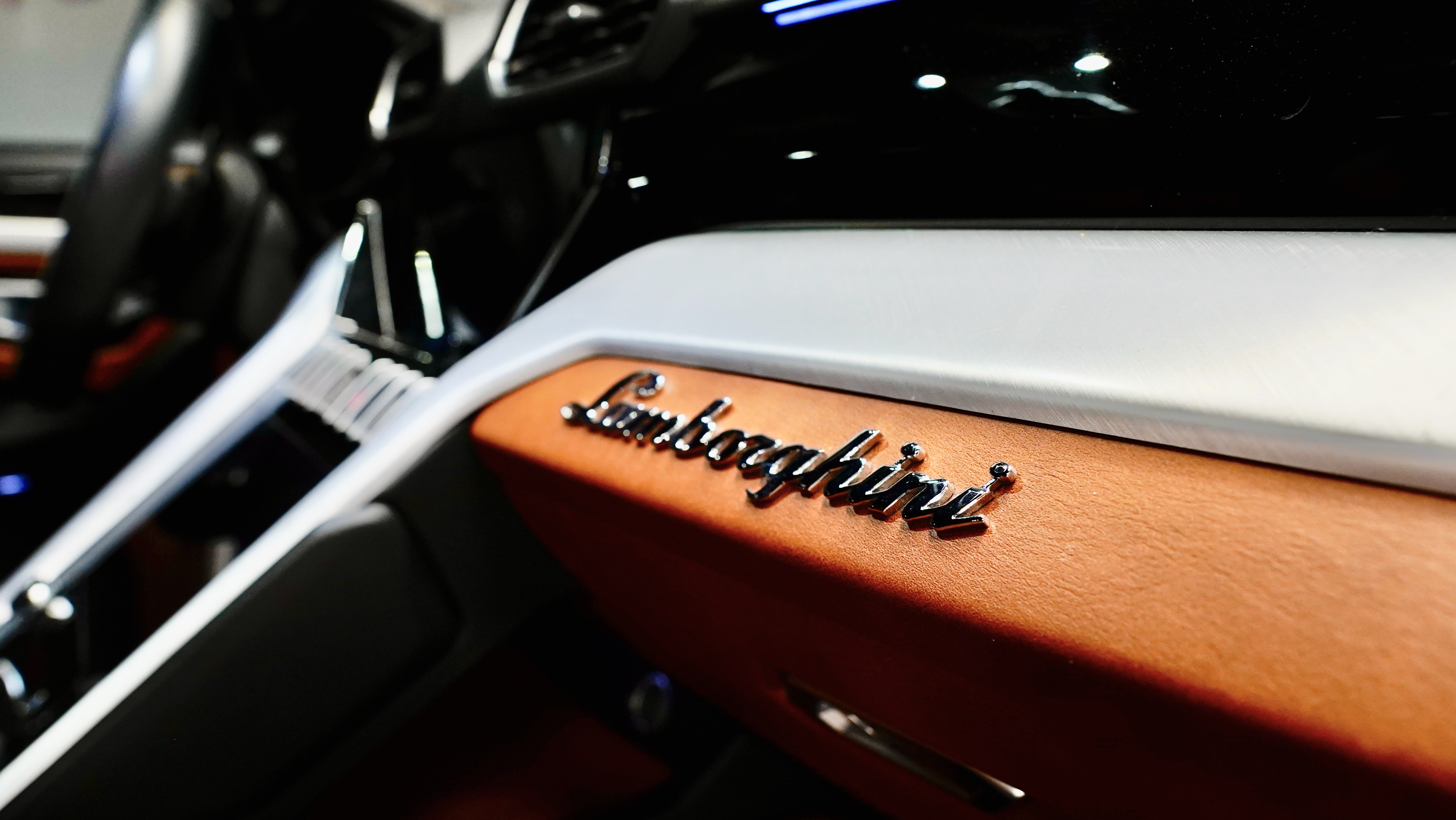 2020 Lamborghini Urus gallery 16