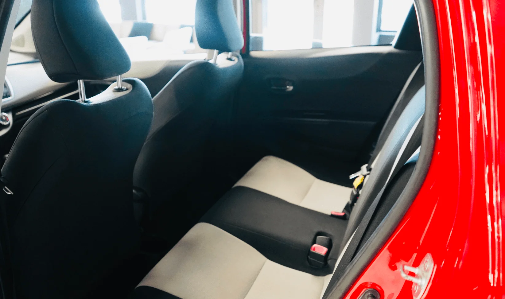 2014 Toyota Yaris 5-Door Le gallery 10