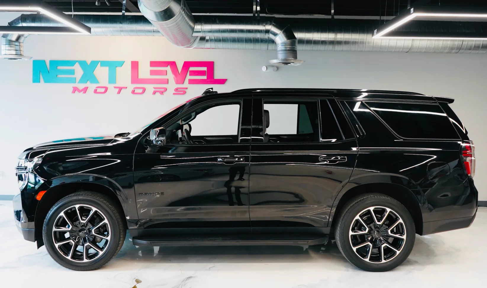 2023 Chevrolet Tahoe Black gallery 6