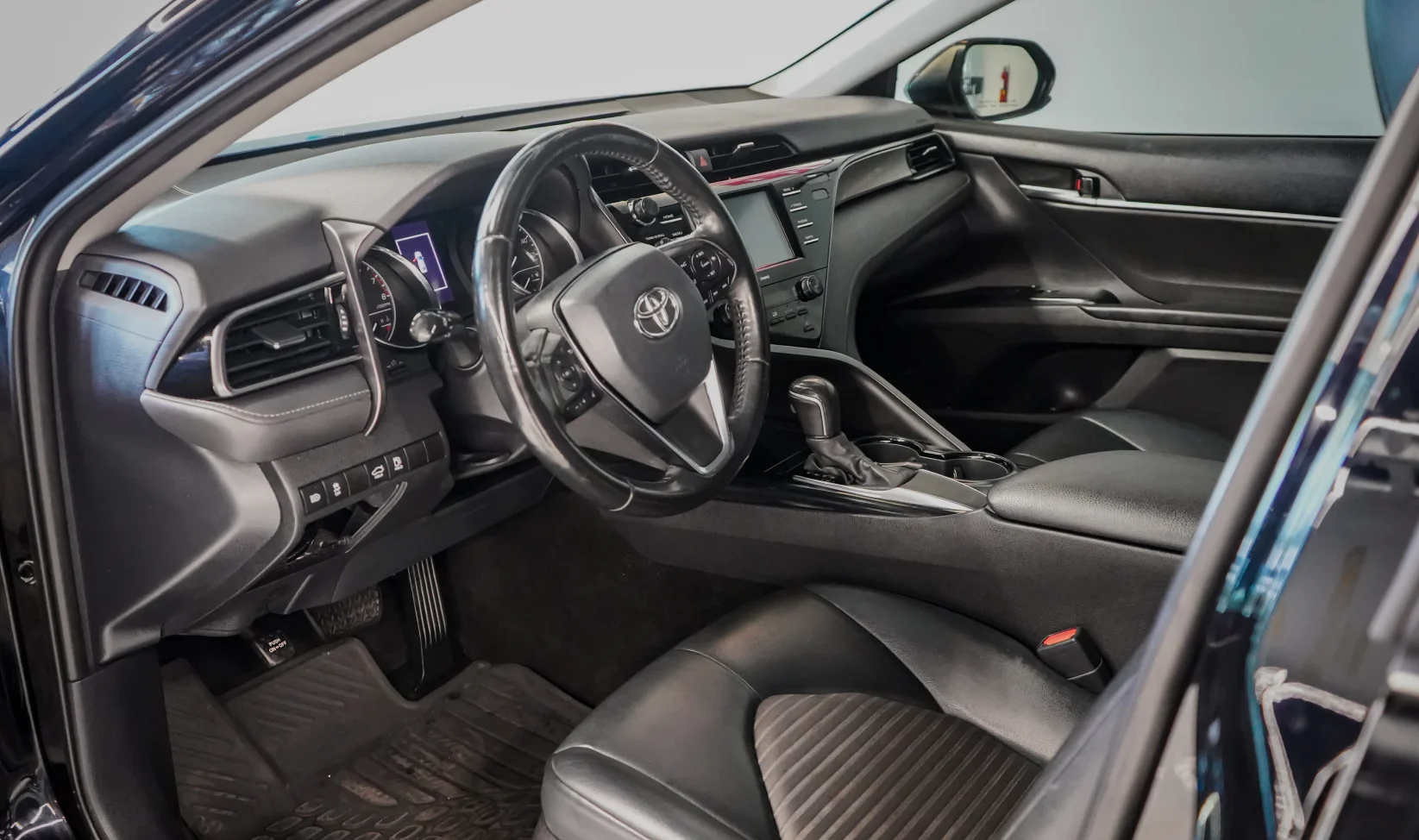 2020 Toyota Camry SE Black gallery 15