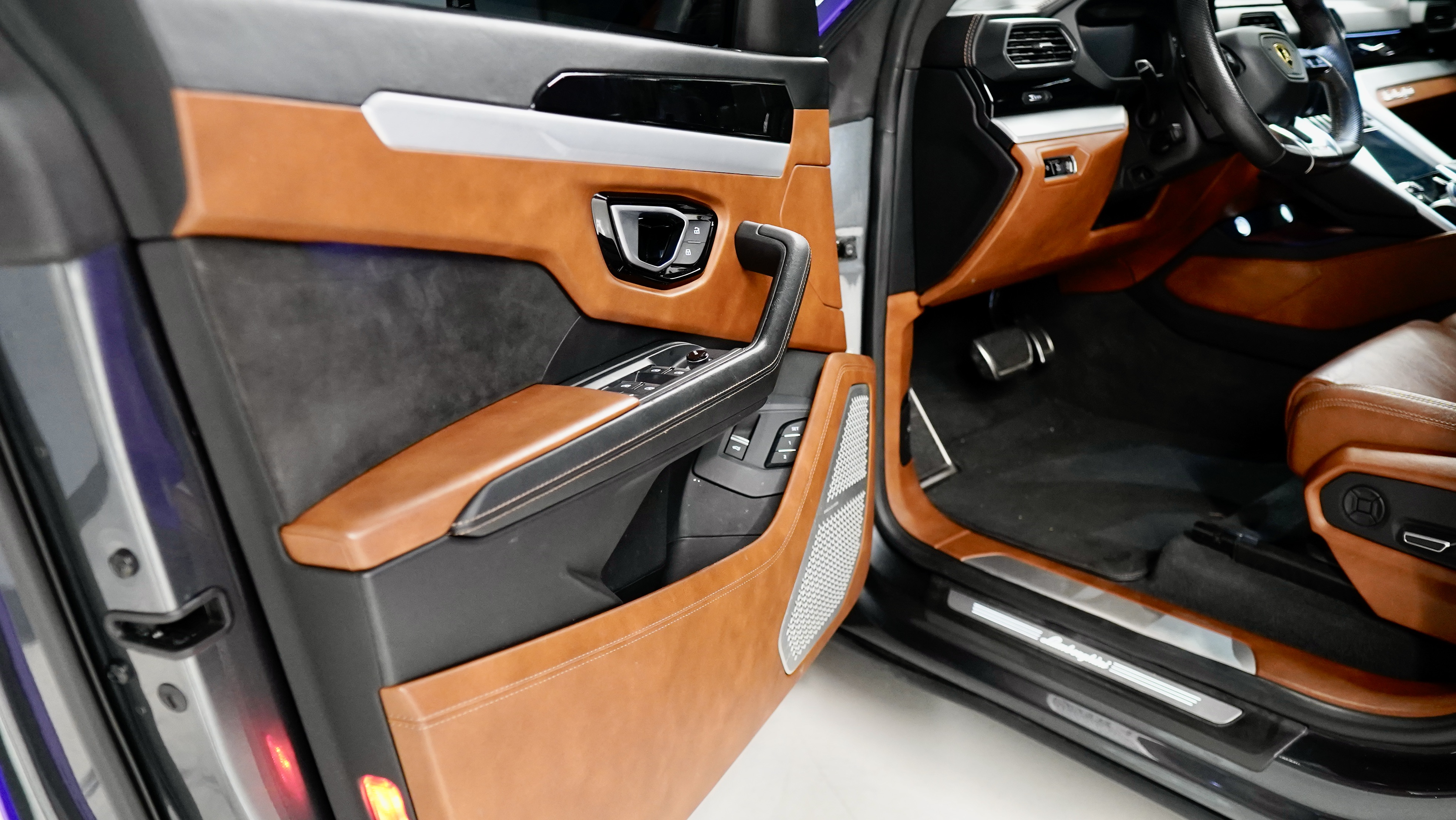 2020 Lamborghini Urus gallery 15