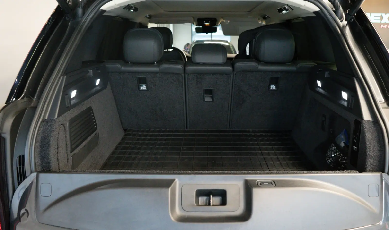 2023 Land Rover Range Rover SE gallery 13